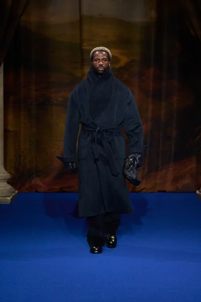 Look 16
